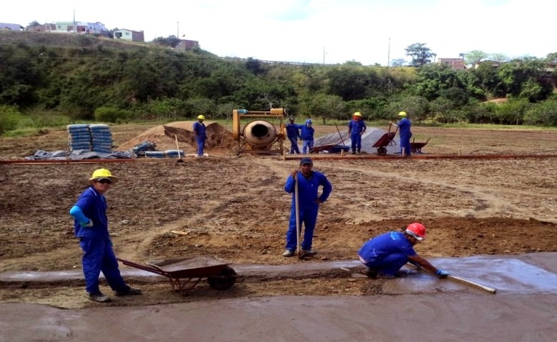 Operários trabalhando no sistema de esgotamento sanitário | Foto: divulgação