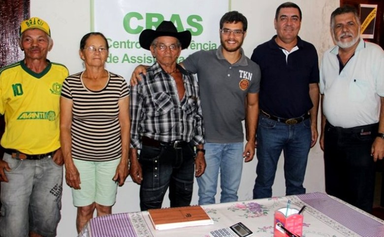 Sebastião Juvino e os responsáveis pelo CRAS de Bom Jardim | Foto: divulgação