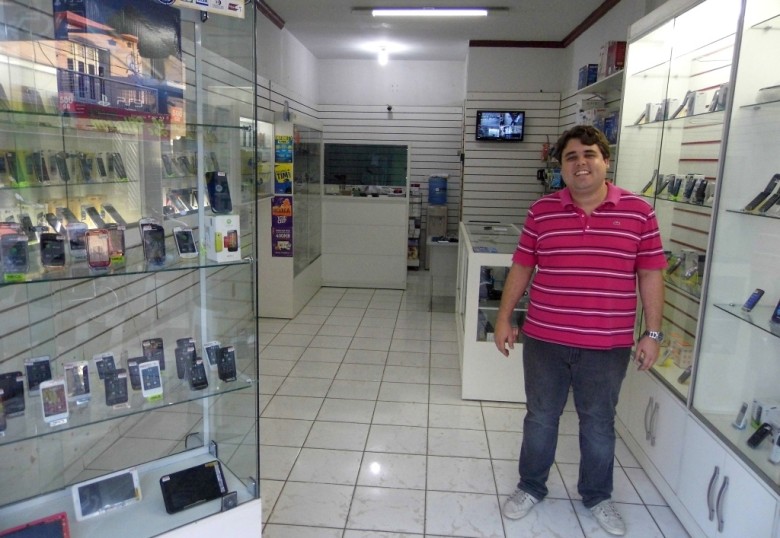 Roberto Bezerra na sua loja, "Roberto Magazine" | Foto: ilustração