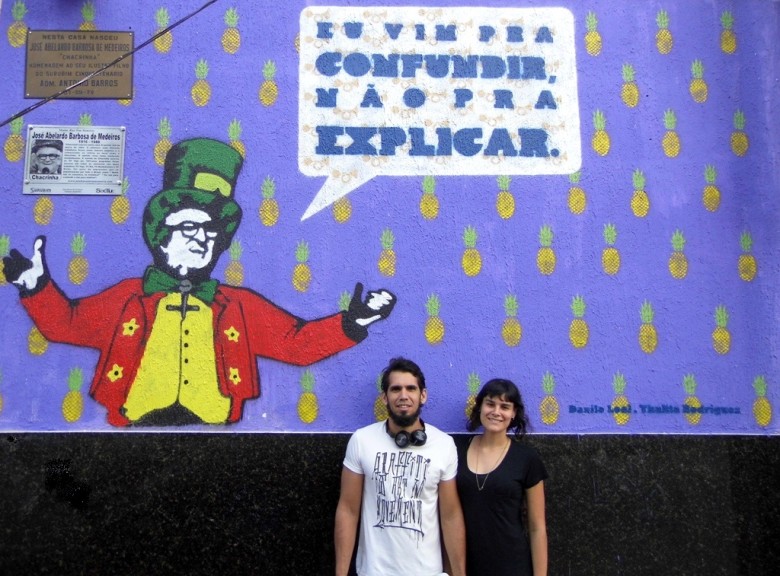 Danilo Leal, Thalita Rodrigues e o grafite homenageando Chacrinha | Foto: SN