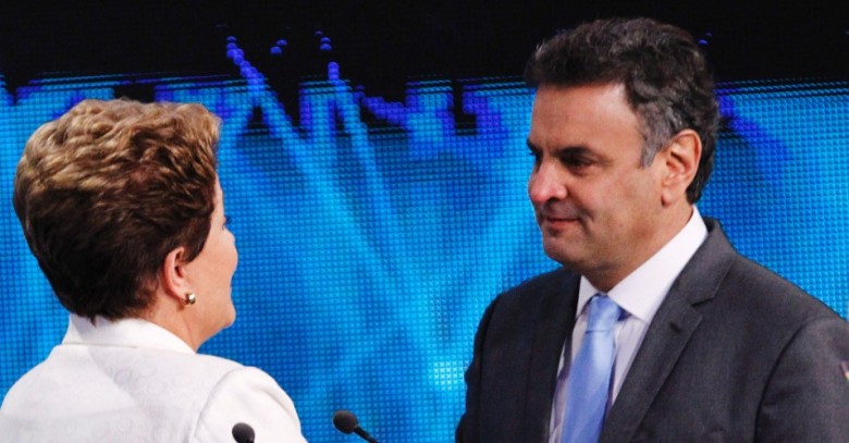 Dilma e Aécio se cumprimentando antes do debate da Band