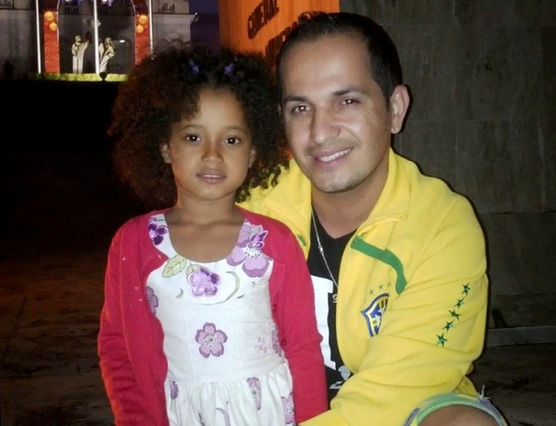 Josanias Rodrigues Barbosa com a filha de sete anos, a haitiana Mariana Lara