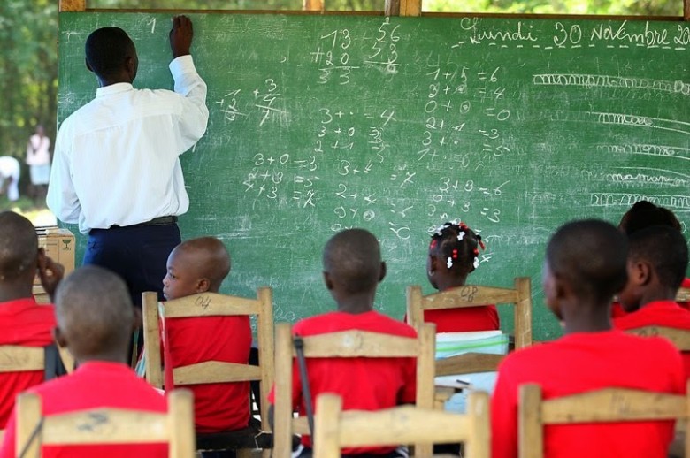 Aula ao ar livre para crianças haitianas | Foto: divulgação