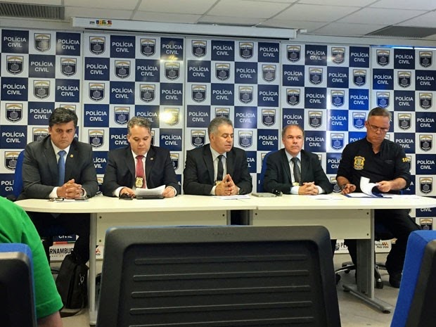Gestor do Departamento de Repressão ao Narcotráfico, Sérgio Ricardo (último da esquerda para a direita), comandou as investigações |Foto: Débora Soares