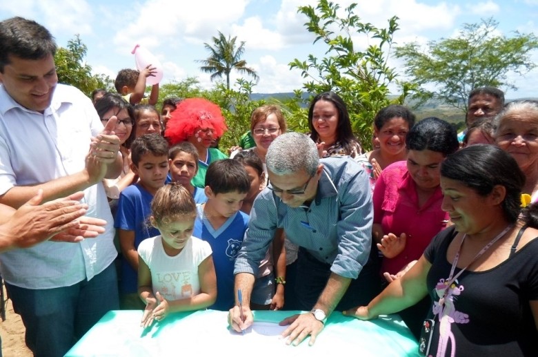 Prefeito Túlio Vieira assinando a ordem de serviço | Foto: divulgação