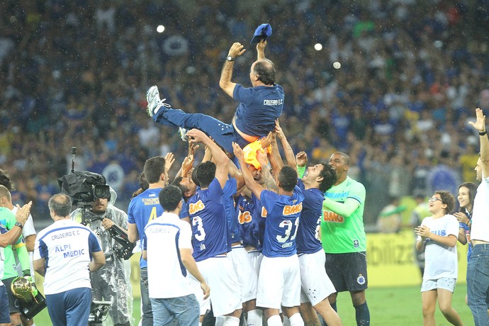 Marcelo Oliveira é saudado pelos jogadores campeões brasileiros (Foto: Denilton Dias / Agência Estado)