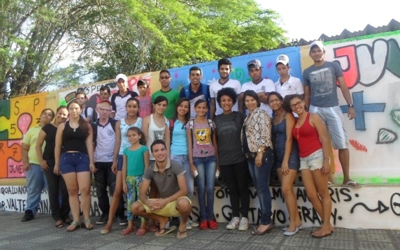 Jovens participam de oficinas de dança e grafitagem