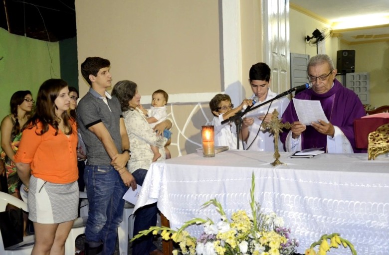 A viúva Renata Campos e os filhos do ex-governador, João, Eduarda e Miguel acompanhando a missa celebrada pelo padre Luiz Gonçalves de Farias | Foto: Carlos Galhardo