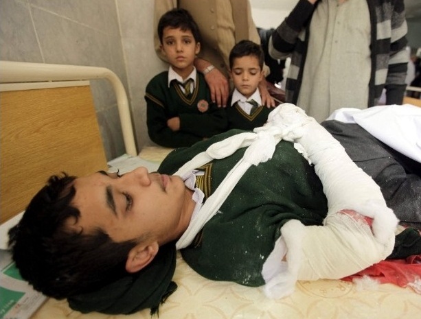 Um estudante recebe visita de colegas no hospital de Peshawar, no Paquistão, após ataque nesta terça-feira (16) feito por homens armados do Tabelan contra uma escola pública para filhos de militares | Foto: divulgação