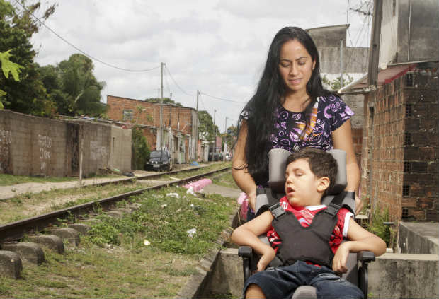 Silvia Cavalcanti, mãe de Maycon Cavalcanti Alcântara, aguarda a chegada do medicamento para tratar a criança