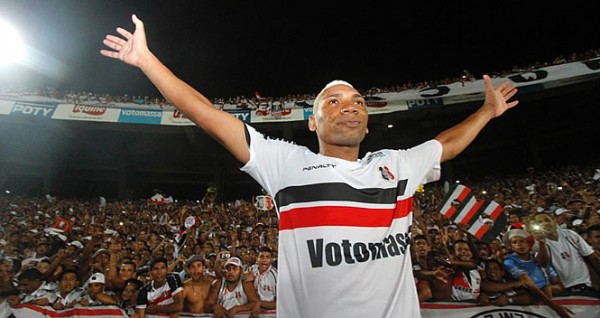 Foto: Site Oficial – Flávio Caça-Rato se despede da torcida coral.