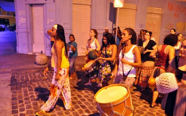 Maracatu Baque Mulher atua no Pina, onde também realiza oficinas periódicas. Foto: Marcello Bulhões/Divulgação