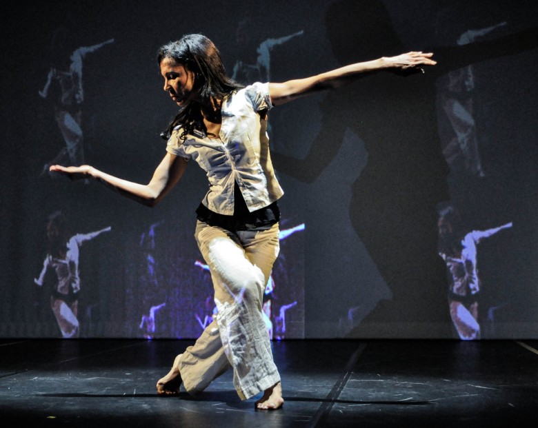Adriana Carneiro em performance (Espetáculo Mundo ao Redor) | Foto: divulgação
