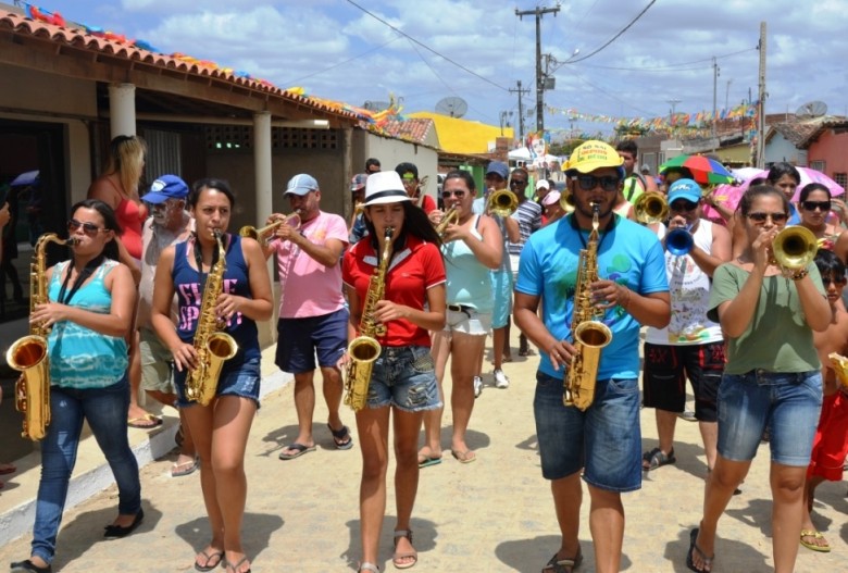 Saxofonistas animando foliões  | Foto: divulgação