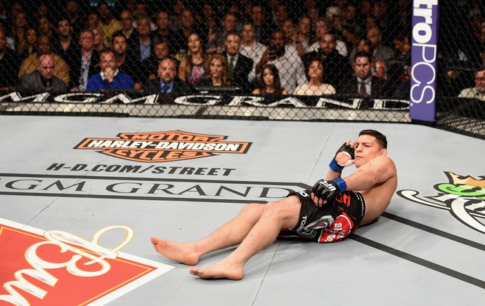 Nick Diaz deita e provoca Anderson Silva (Foto: Getty Images)