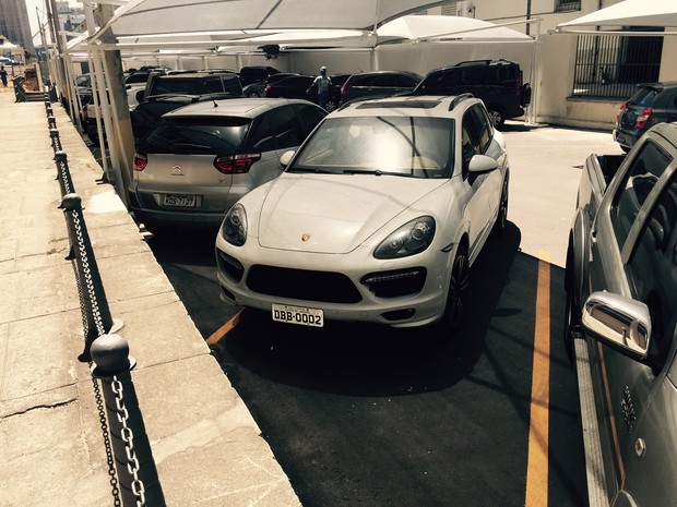 Porsche foi devolvido ao pátio da Justiça Federal na tarde desta terça (24) (Foto: Henrique Coelho/G1)