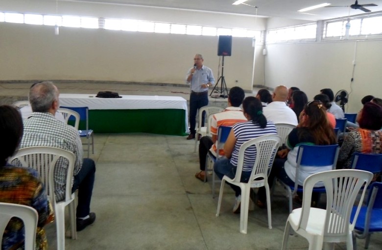 Prefeito Túlio Vieira palestrando e anunciado o novo secretariado | Foto: divulgação