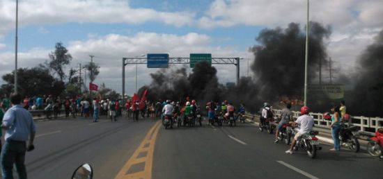 Na ponte Presidente Dutra, em Petrolina, os manifestantes atearam fogo a entulhos e fecharam a rodovia | Foto: CELIO CRUZ / ComuniQ