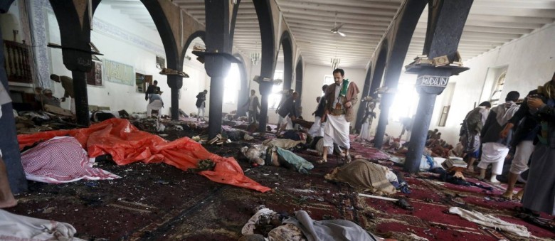 Rebeldes houthis acompanham resgate de corpos em mesquita - Khaled Abdullah / REUTERS 