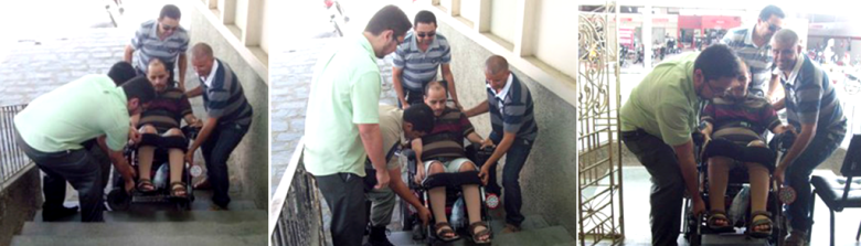 O cadeirante Marinho Guerra, sendo ajudado para ter acesso ao fórum da cidade.