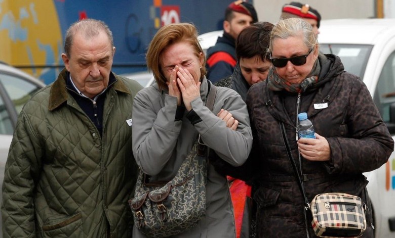 Parentes de passageiros do voo 4U9525 chegam ao aeroporto em Barcelona, na Espanha. | Foto: globo.com