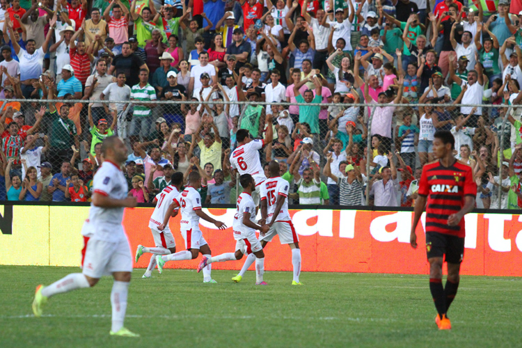 Rogério Paraíba comemora primeiro gol de pênalti marcado em cima do Sport