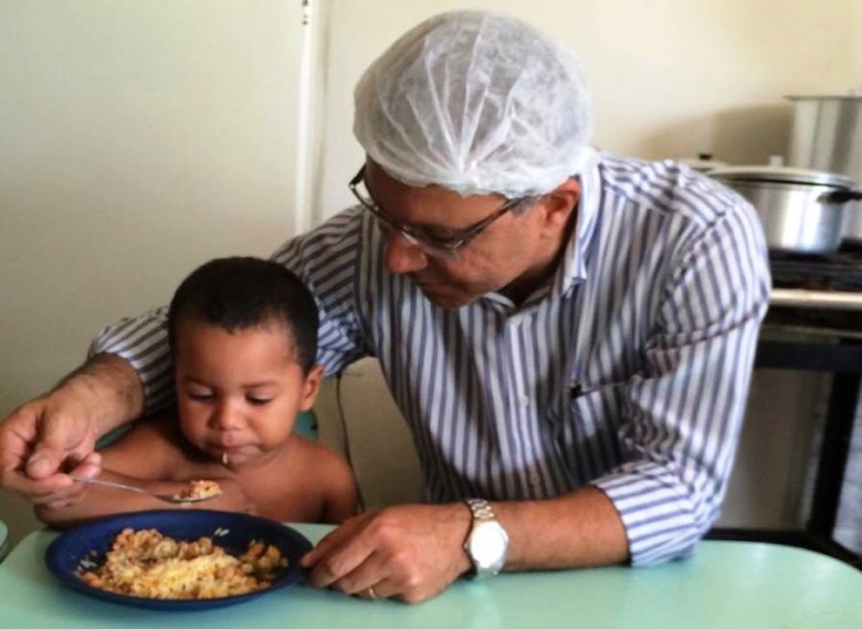 Prefeito Túlio Vieira alimentando uma criança na creche | Foto: divulgação