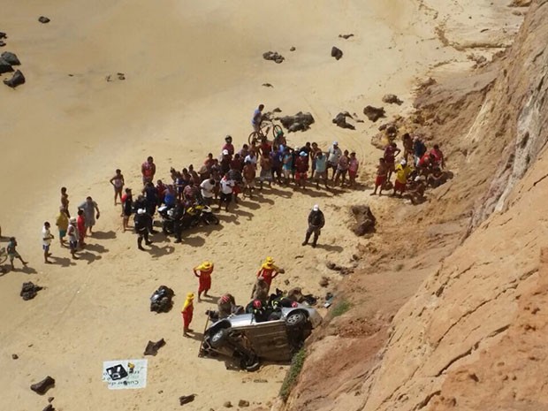 Carro caiu do mirante de Tabatinga (Foto: Divulgação/Corpo de Bombeiros)