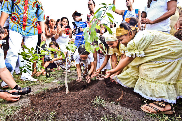 Cerimônia de plantio de uma muda de baobá no giradouro dos Bultrins, em Olinda, reuniu a comunidade Xambá e a Confraria do Rosário dos Homens Pretos. Foto: Jedson Nobre/ Divulgação