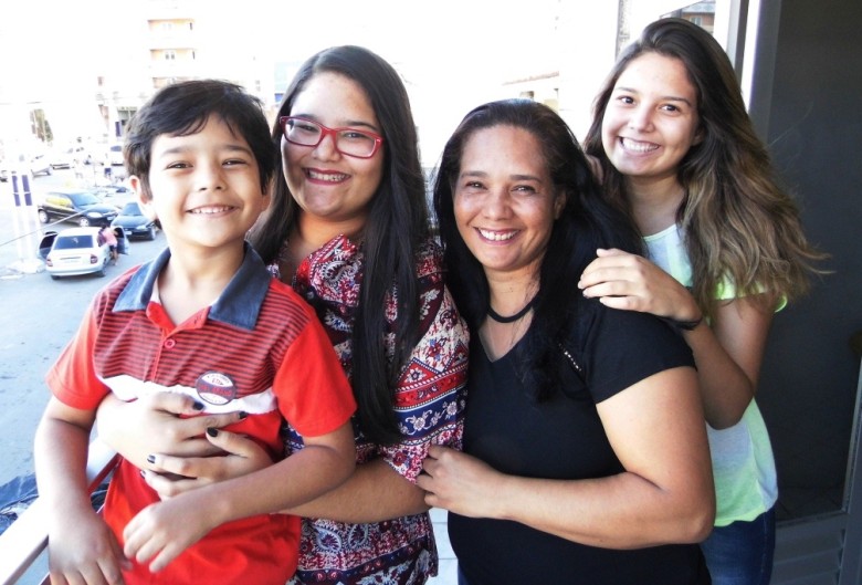 João, Clara, Mirtes (a super mãe) e Vitória | Foto: ilustração