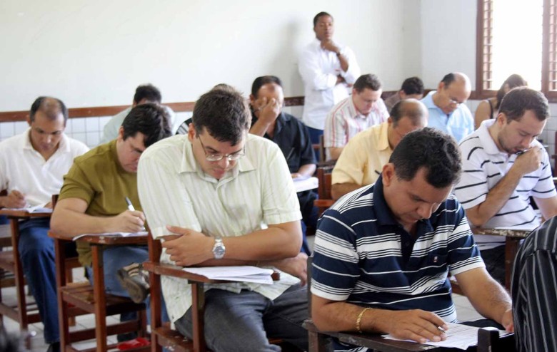 Quem está à procura de segurança ou estabilidade profissional deve intensificar ou mesmo começar os estudos