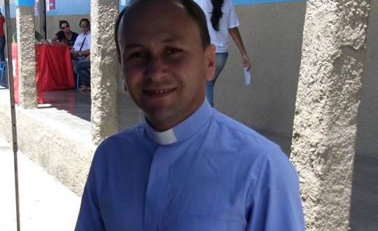 O padre Severino Ézio de Melo foi afastado das funções na Diocese de Pesqueira, no Agreste de Pernambuco, por causa de “fotografias comprometedoras da moral espalhadas nas redes sociais”. 