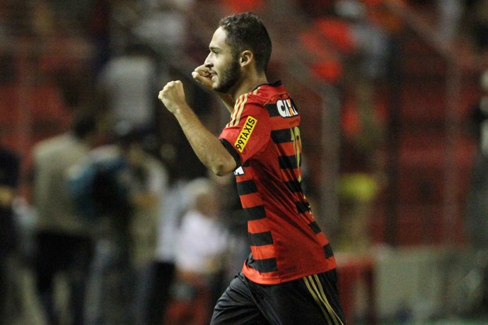 Régis sai para comemorar o primeiro gol rubro-negro (Foto: Antônio Carneiro/Pernambuco Press)