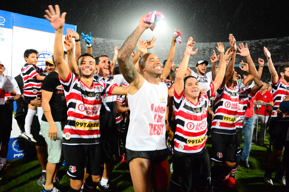Jogadores do Santa Cruz celebram conquista do campeonato pernambucano no Arruda