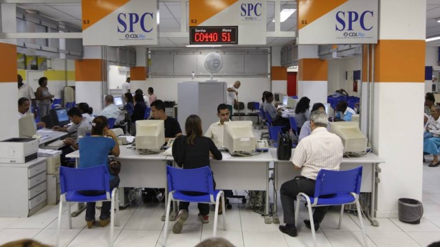 Levantamento do SPC Brasil mostra que quatro de cada dez brasileiros estão inadimplentes, sendo a marca da série história de 2010