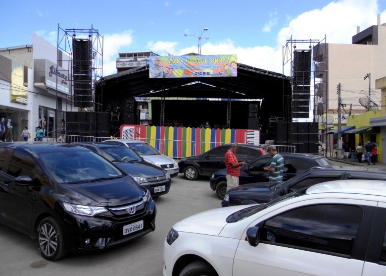 Um temporário “elefante branco” no centro da cidade | Foto: Surubim News