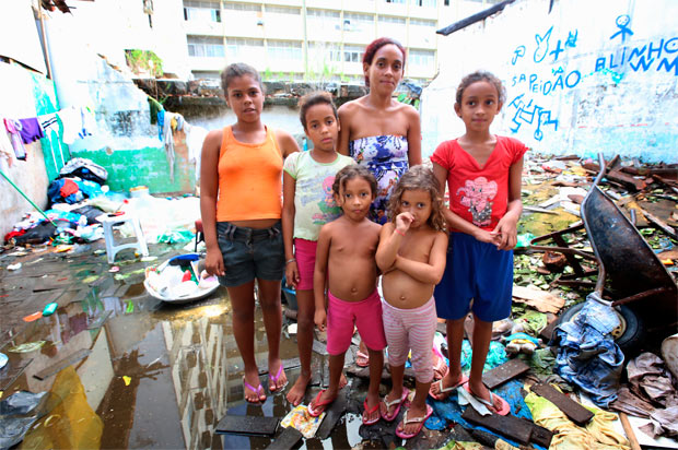 Até a última sexta-feira, dona Rúbia e os filhos dividiam um precário espaço na Rua da Saudade com outras 69 famílias, todas foram expulsas do lugar. Fotos: Teresa Maia/DP/ D.A Press