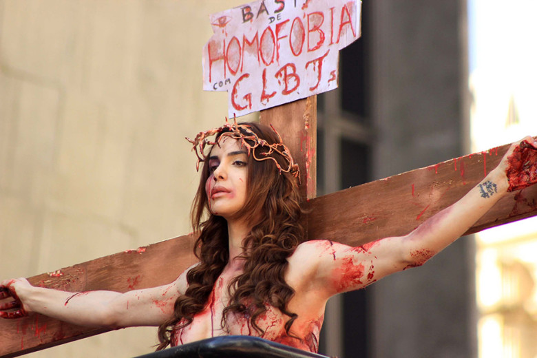 "A encenação da crucificação de Jesus em plena parada gay causou muito mal-estar entre cristãos de diversas matizes. Uns consideraram blasfêmia, outros, apenas deboche, mas a maioria entendeu como uma provocação aberta aos cristãos." (Hermes C. Fernandes)