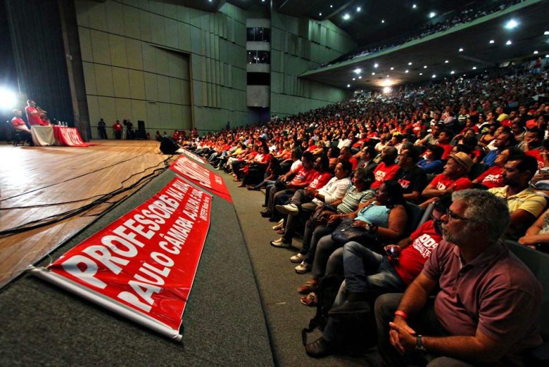 Professores da rede estadual decidem manter a greve