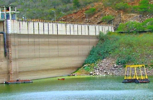 Barragem de Jucazinho está com 3,88% da capacidade total, segundo informações da Compesa (Foto: Reprodução/ TV Globo)