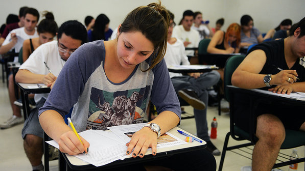 A maioria é em universidades federais, com escassas e específicas possibilidades para docentes com alto nível de especialização.