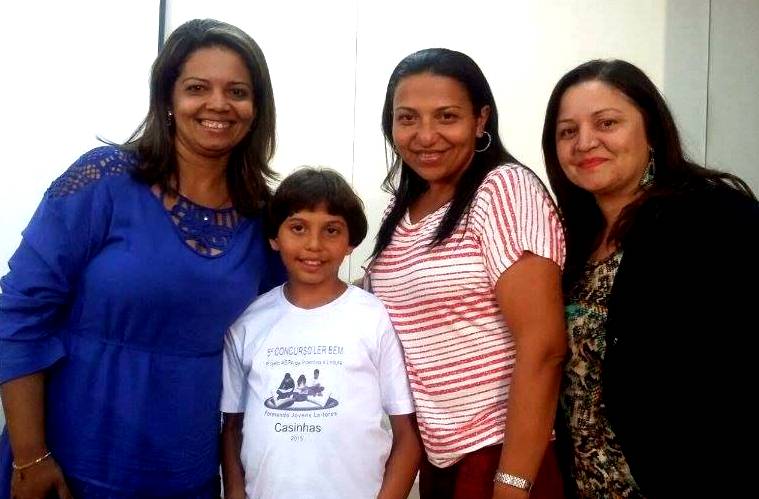 Cauã ao lado da mãe, da professora do aluno e da diretora, Cristiane Santana, Edijane Diniz e Maricelly Almeida | Foto: Maricely Almeida