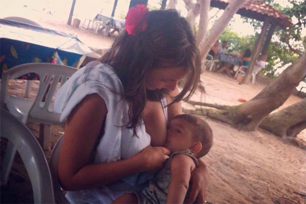 Ellis estava com o filho Thor, hoje com três anos, visitando uma galeria de arte do Recife quando uma funcionária pediu que ela se retirasse do lugar. O caso não foi pontual mas ela amamentou o filho até os dois anos. Foto: Álbum de família.