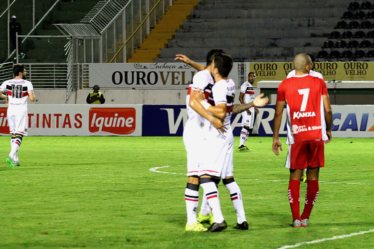 Sem seu principal atacante, Santa Cruz viu Bruno Moraes e Luisinho mostrarem entrosamento mais uma vez.