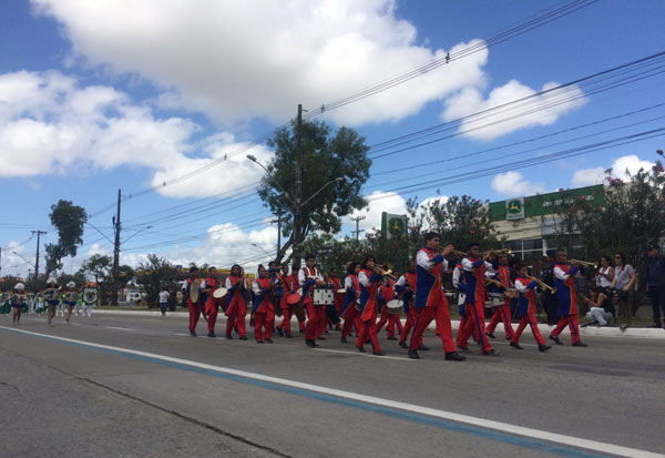Dois mil e seiscentos estudantes foram mobilizados para o desfile, que trouxe para a avenida 40 escolas estaduais, 25 municipais e oito particulares. Foto: Alice de Souza.
