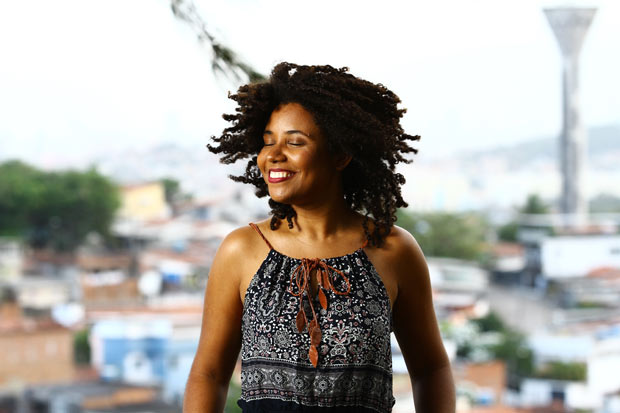 Há cinco anos sem usar nenhuma química nos cabelos, Maria Clara fala em libertação: "Hoje me olho no espelho e vejo quem realmente sou". Foto: Paulo Paiva/ DP/ D.A.Press