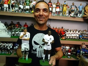 Azivan exibe bonecos de Neymar e Pelé feitos por ele (Foto: Lafaete Vaz / GloboEsporte.com)