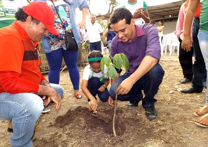 Prefeito Miguel plantando muda de árvore | Foto: Divulgação