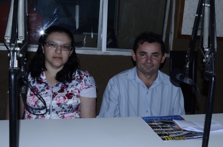 Esclarecendo o caso: Carlos Roberto (PTC) e sua esposa na Integração FM | Foto: Divulgação