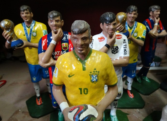 Neymar foi recriado pelo artesão em vários momentos da carreira (Foto: Lafaete Vaz / GloboEsporte.com)